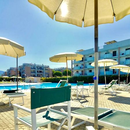 Isa-Apartments 4 Beds In Residence With Swimming-Pool In San Vincenzo, Just 600 Meters From The Sea Exterior foto